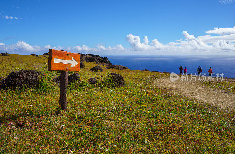 人们在智利复活节岛的Rano Kao火山口。